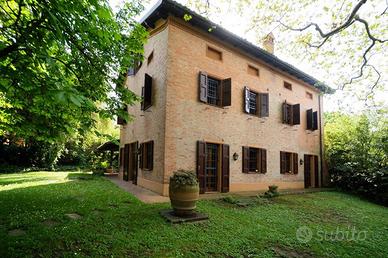 Villa di 350 m² con più di 5 locali a Bologna