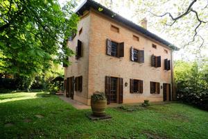 Villa di 350 m² con più di 5 locali a Bologna