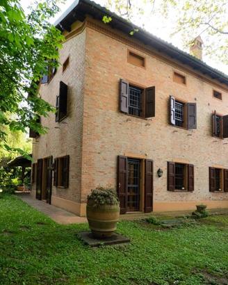 Villa di 350 m² con più di 5 locali a Bologna
