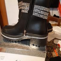 Stivaletto nero con strass