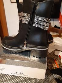 Stivaletto nero con strass