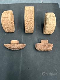 Lotto 5 stampini in legno con simboli