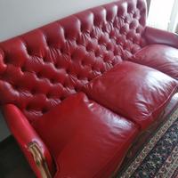 Divano vintage capitonnè tipo Chesterfield