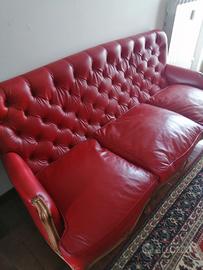 Divano vintage capitonnè tipo Chesterfield