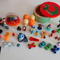 Vari personaggi Kinder e altri e scatola in legno