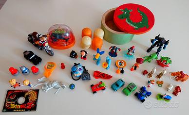 Vari personaggi Kinder e altri e scatola in legno