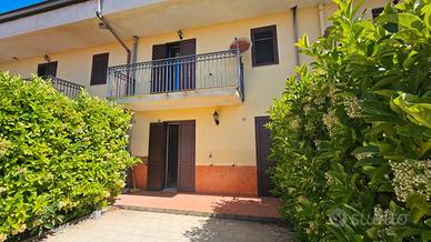 Ragalna VILLA A SCHIERA