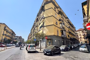 2 LOCALI A NAPOLI