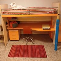 cameretta stile moderno a ponte con scrivania