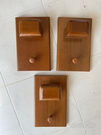 Tre appendiabiti in legno