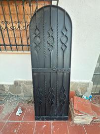 Porta ad arco in ferro battuto