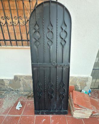 Porta ad arco in ferro battuto