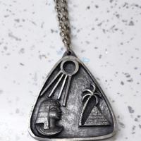 Ciondolo vintage anni ’60 in peltro – tema egizio