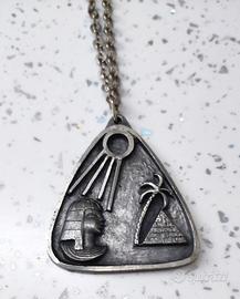 Ciondolo vintage anni ’60 in peltro – tema egizio