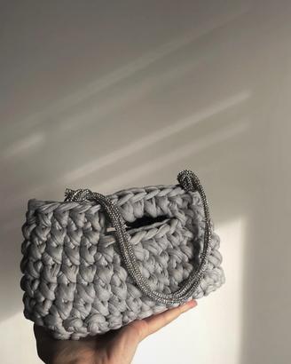 Borsa uncinetto grigia manico gioiello