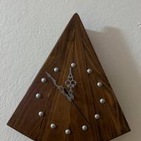 Orologio da parete in legno triangolare