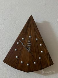 Orologio da parete in legno triangolare
