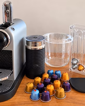 Macchina Nespresso con montalatte e accessori