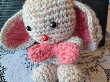 Coniglietto amigurumi fatto a mano con uncinetto