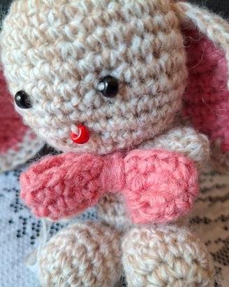 Coniglietto amigurumi fatto a mano con uncinetto