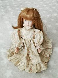 Bambola da collezione in porcellana