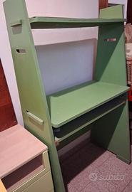 Scrivania in legno e sedia