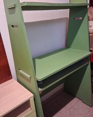 Scrivania in legno e sedia