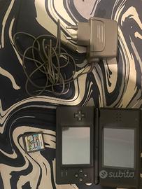 Nintendo DS Lite con super mario bros e caricatore