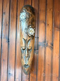 Maschera etnica in legno intagliata a mano
