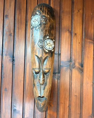 Maschera etnica in legno intagliata a mano