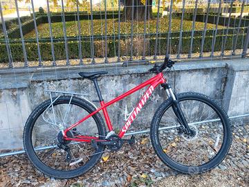 Bicicletta rossa MTB