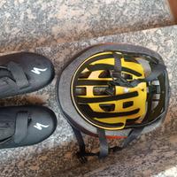 Kit casco scarpe bici da corsa più casco