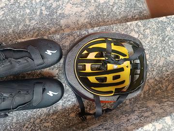 Kit casco scarpe bici da corsa più casco