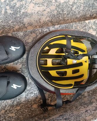 Kit casco scarpe bici da corsa più casco