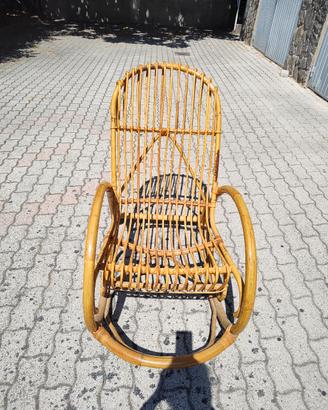 Sedia a dondolo in vimini 