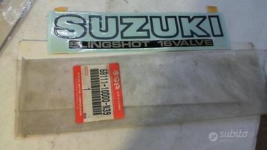 EMBLEMA SERBATOIO BANDIT 400 SUZUKI 68111-10D00-N3