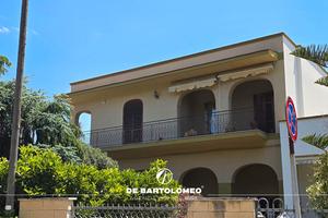Prestigiosa villa in Via Anemoni ang. Via Lama