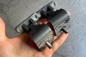 Coppia cerniere portellone VW Golf 5