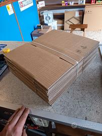 fascio di scatole di cartone 