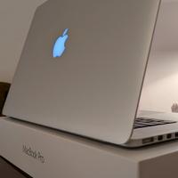 Macbook Pro 15", i7, 16GB Ram, 256 SSD + accessori