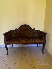 Divanetto vintage in legno intagliato stile classi