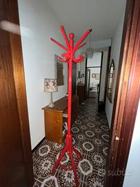Appendiabiti da terra rosso in legno – 190 cm
