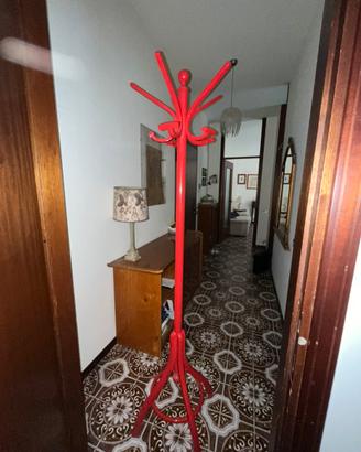 Appendiabiti da terra rosso in legno – 190 cm