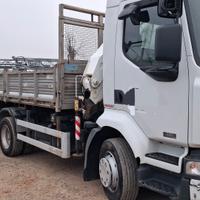 autocarro ribaltabile con gru