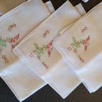 12 Fazzolettini ricamati a mano - 2 modelli