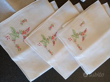 12 Fazzolettini ricamati a mano - 2 modelli