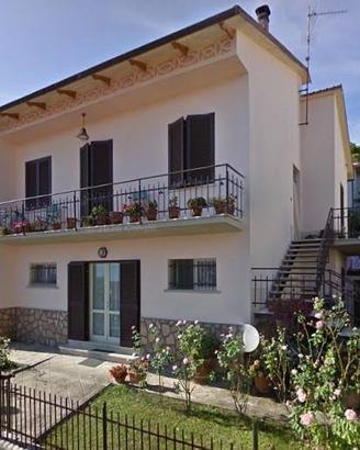 Villa di 320 m² con più di 5 locali e box auto a C