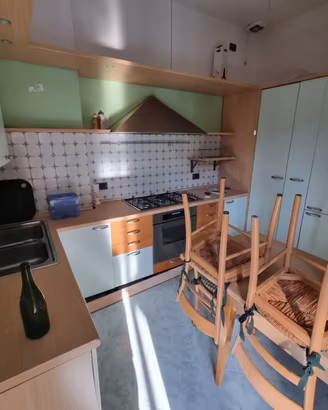 Cucina completa con elettrodomestici