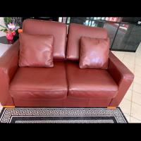 N.2 divani in cuoio e legno