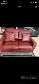 N.2 divani in cuoio e legno